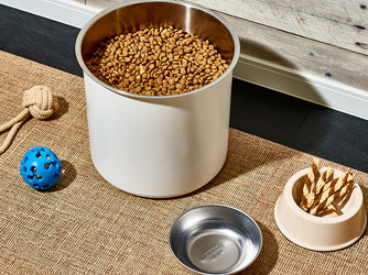 ペットフード、ドッグフードの保存ができるフードストッカー