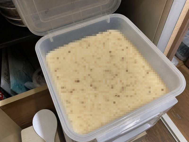 虫がわいてしまった米びつ(モザイク処理)